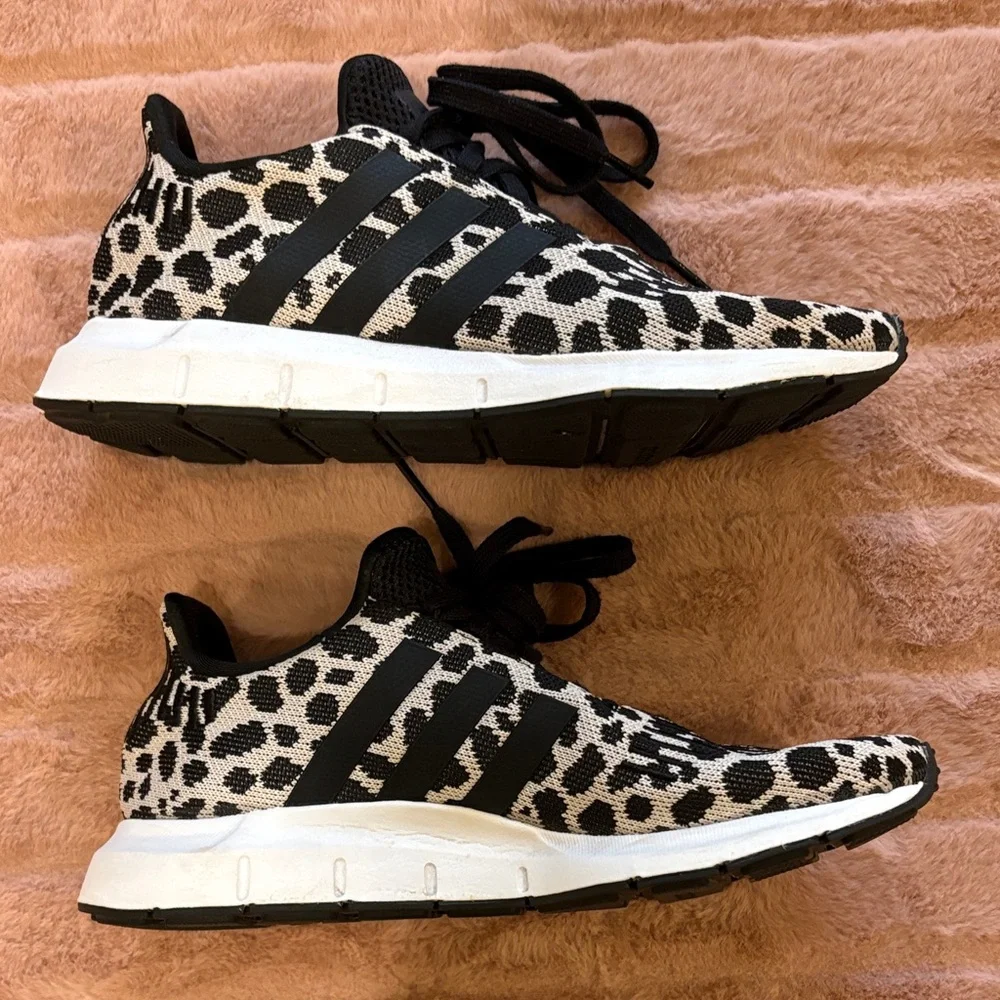 Adidas Swift Run 1.0 Sneaker Women's Black and White Spots size 7 - Picture 4 of 6